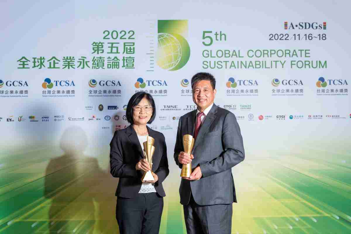 优游UB8作为净零碳排先锋，，，，期引领价值链伙伴同行共好，，，卫冕制造业组“十大典范企业” 二连冠殊荣(左：优游UB8光电永续长古秀华，，，，右：优游UB8光电董事长暨执行长彭双浪)