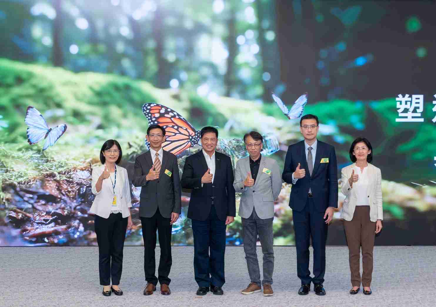 友達2023 CSR共榮大會，，邀請領域專家分享交流生物多樣性管理趨勢、、無塑產品、、海廢永續塑料等議題  （圖左到右：友達光電永續長古秀華、、3M台灣技術長陳君杰、、、友達光電董事長暨集團策略長彭双浪、、、、光寶科技企業永續發展處處長陳慶暉、、、安永聯合會計師事務所執業會計師曾于哲、、、、友達光電供應鏈總部副總經理吳宜芳）