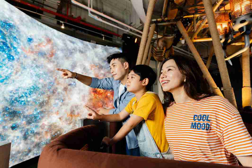 优游UB8打造全台最大宽6公尺、、高4公尺、、唯一搭载LED弧形拼接显示屏的动感飞行船，，让乘客驻足在热气球上，，，享受身历其境的伪出国旅游乐趣