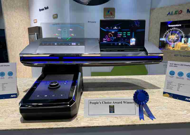 优游UB8车用Micro LED Display HMI解决方案获”最佳车用显示奖”，，，，以用户为中心开发，，，针对前座驾驶与乘客设计兼具娱乐与安全的高画质屏幕，，，，包含车舱前座的Micro LED透明屏幕及全球首款内建镜头的智慧Micro LED显示器